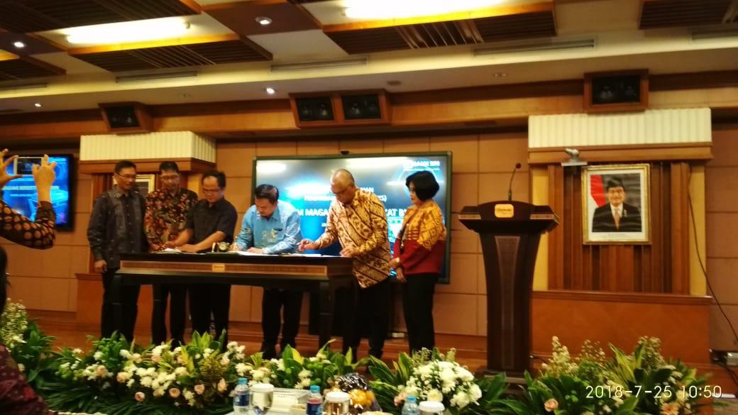 Penandatangan Dokumen Kerjasama antara Bank Rakyat Indonesia dan Universitas serta pemberian plakat oleh BRI kepada Dr. Hein Wangania, SH, MM, MH. se